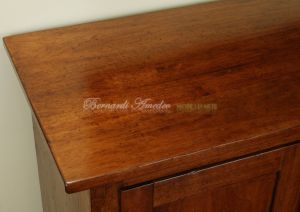Credenza bassa in noce massiccio piallato a mano con ante e cassetti stile arte povera